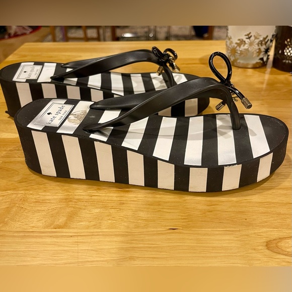 Kate Spade NewYork Black & White Striped Platform Flip Flop Sandals Size 7 - Picture 3 of 11